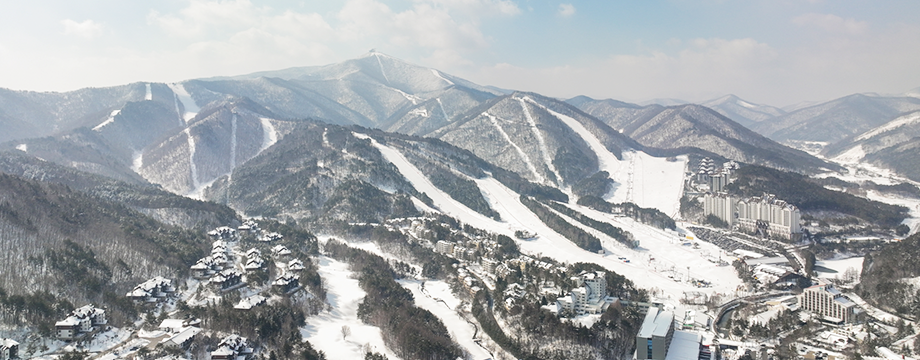 모나용평의 산과 스키 슬로프 전체 전경